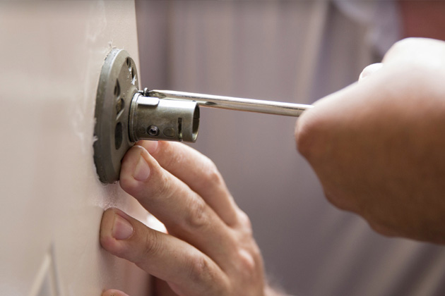 Ouverture de porte fermée à clé par soi-même