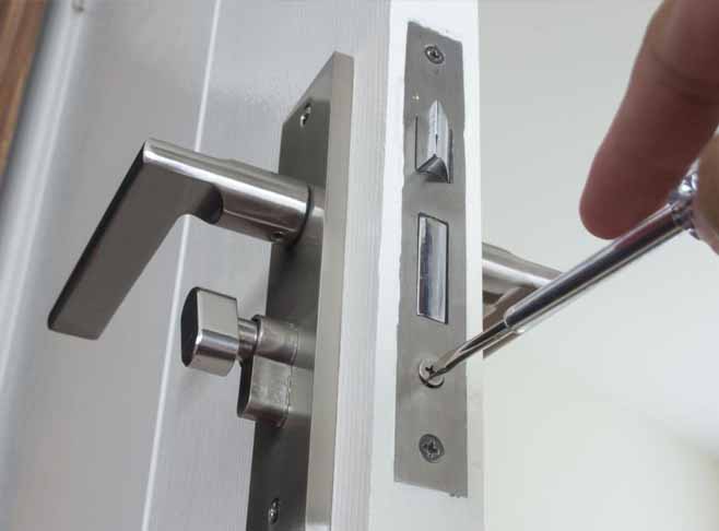 Serrurier installe serrure monopoint à larder